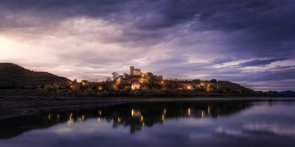 Town next to a reservoir in Araba