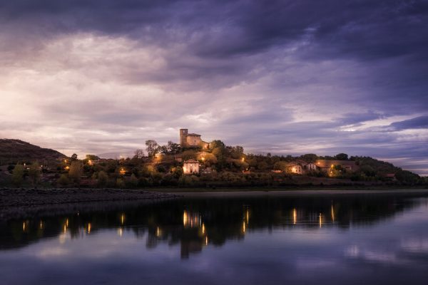 Town next to a reservoir in Araba